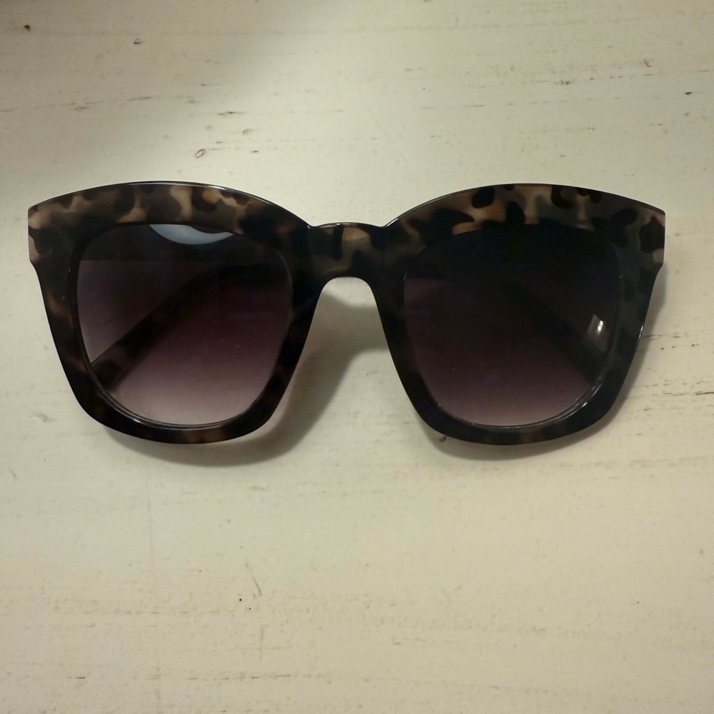 Loft Oversized Throwin’ Shade Sunglasses Gray/Black Tortoise